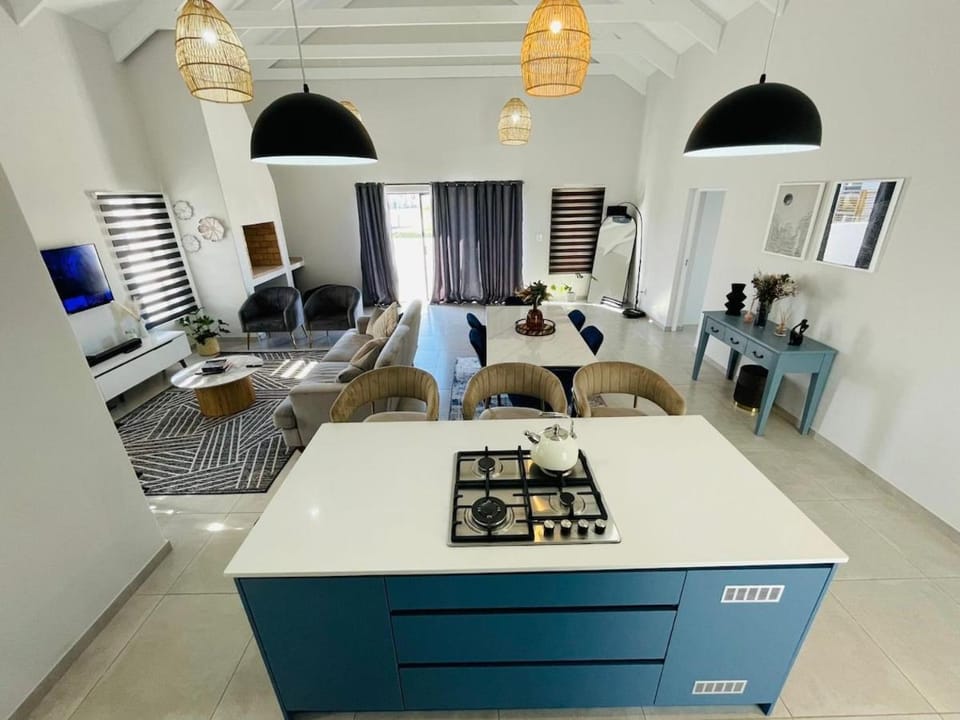 Kitchen or kitchenette, Living room, Seating area, Dining area, stove
