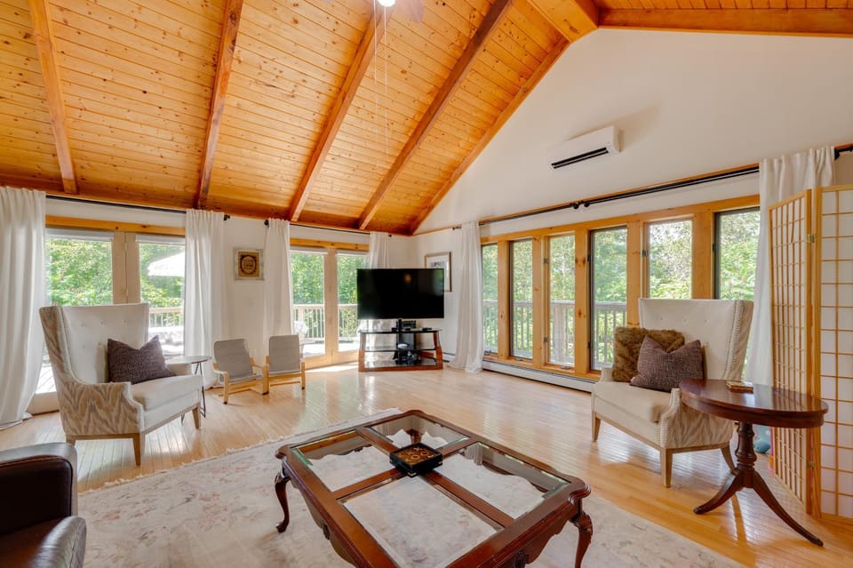 Ski, Hike & Game: White Mountains Family Retreat House in Campton