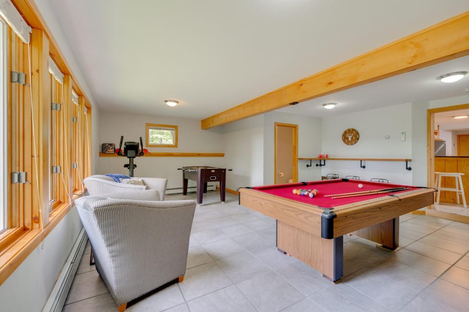 Ski, Hike & Game: White Mountains Family Retreat House in Campton