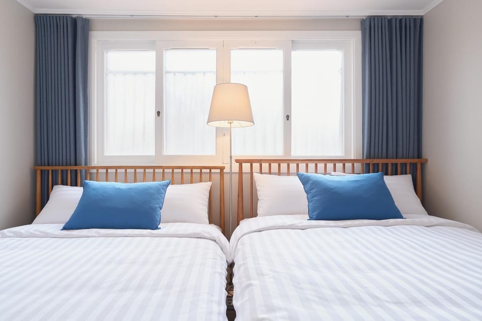 Bed, Photo of the whole room, Bedroom, air conditioner