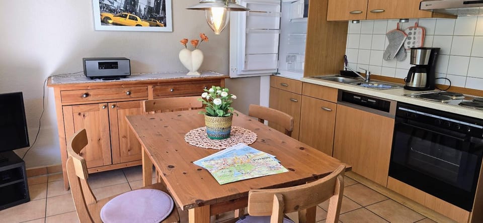 Kitchen or kitchenette, dishwasher, toaster