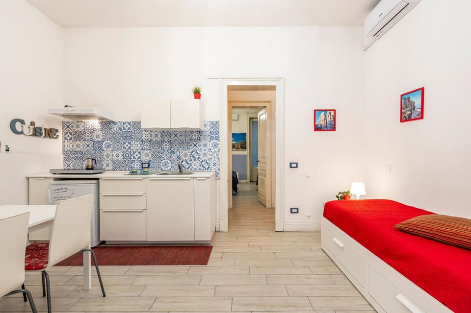 Kitchen or kitchenette, Bedroom, stove