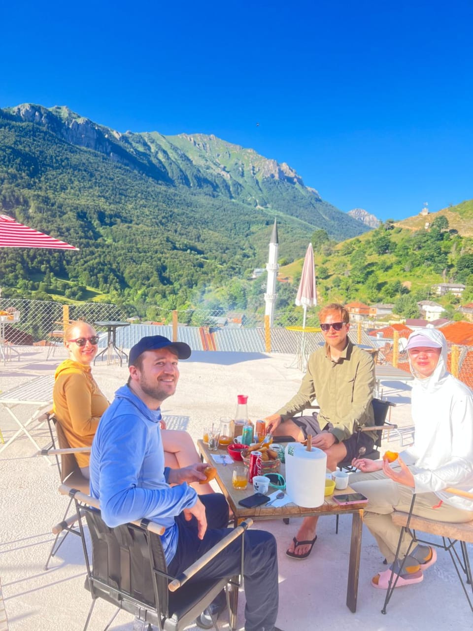 Nearby landmark, Day, People, Natural landscape, Food and drinks, Food, Mountain view, group of guests