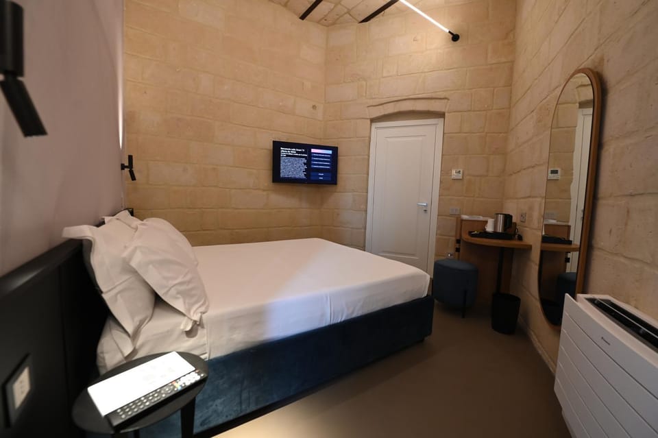 Bed, TV and multimedia, Photo of the whole room, Bedroom, minibar, air conditioner