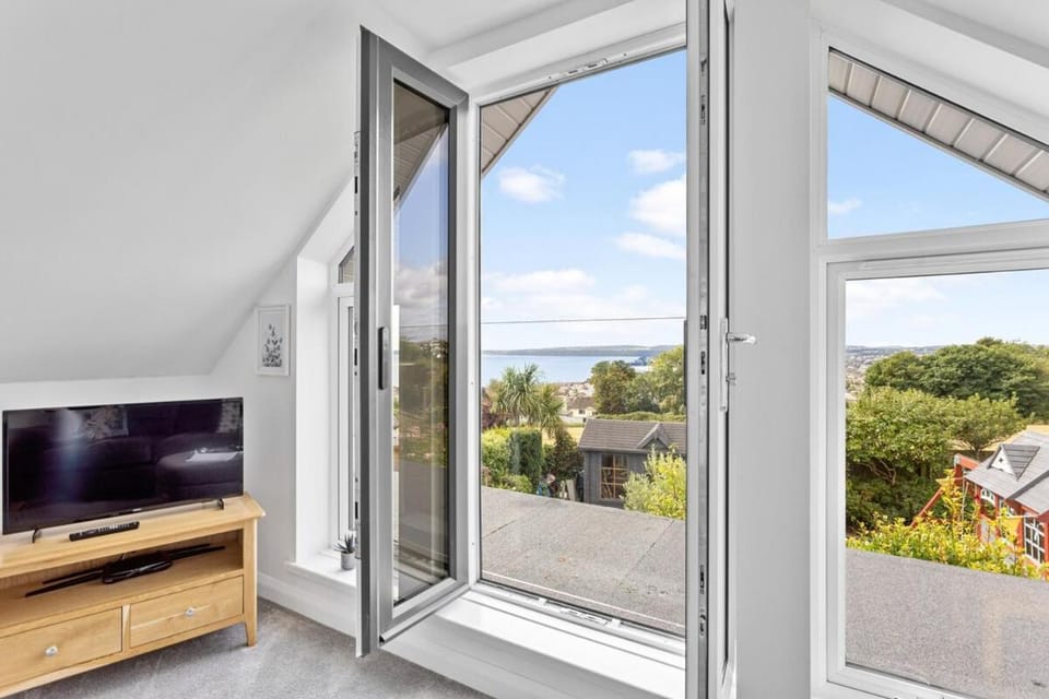 Swanston Lodge - Elevated Coastal Living with Panoramic Views Apartment in Paignton