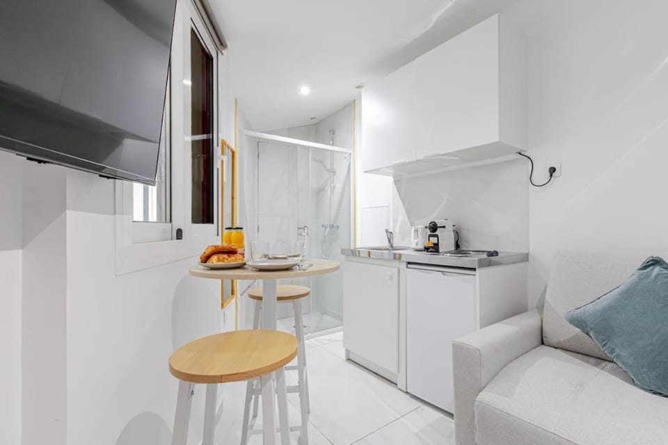 Kitchen or kitchenette, Dining area