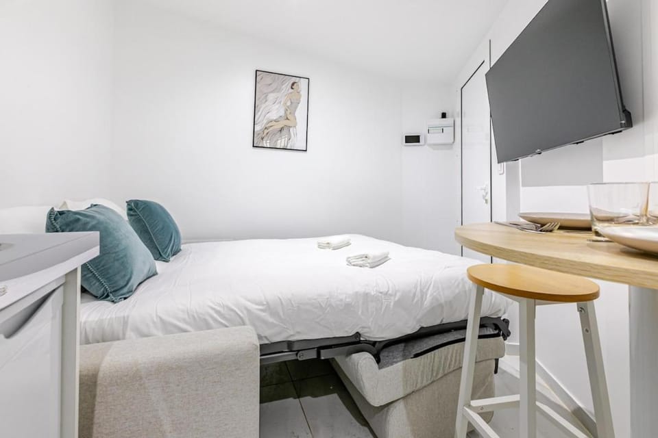 Bed, TV and multimedia