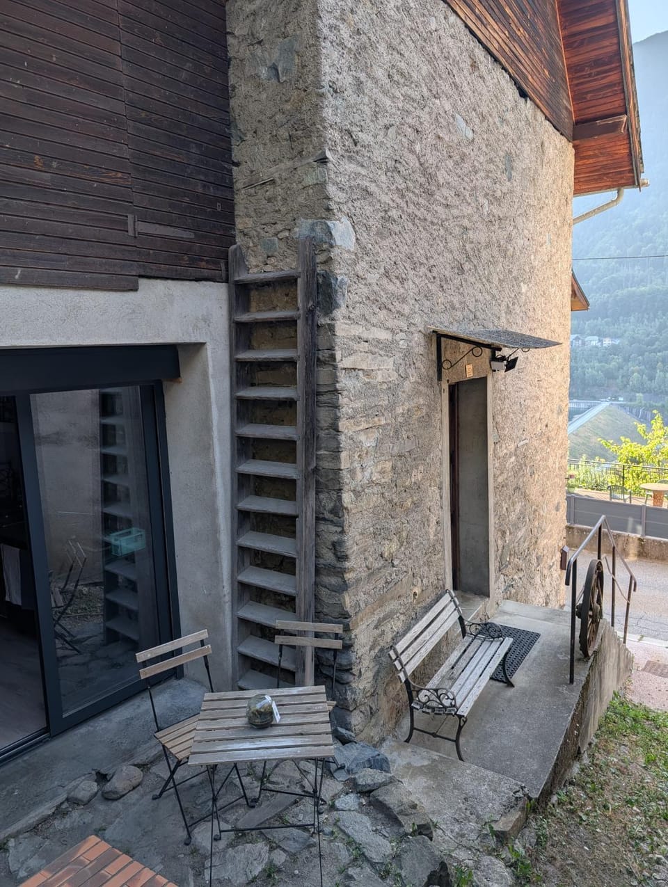 Property building, Patio, Balcony/Terrace