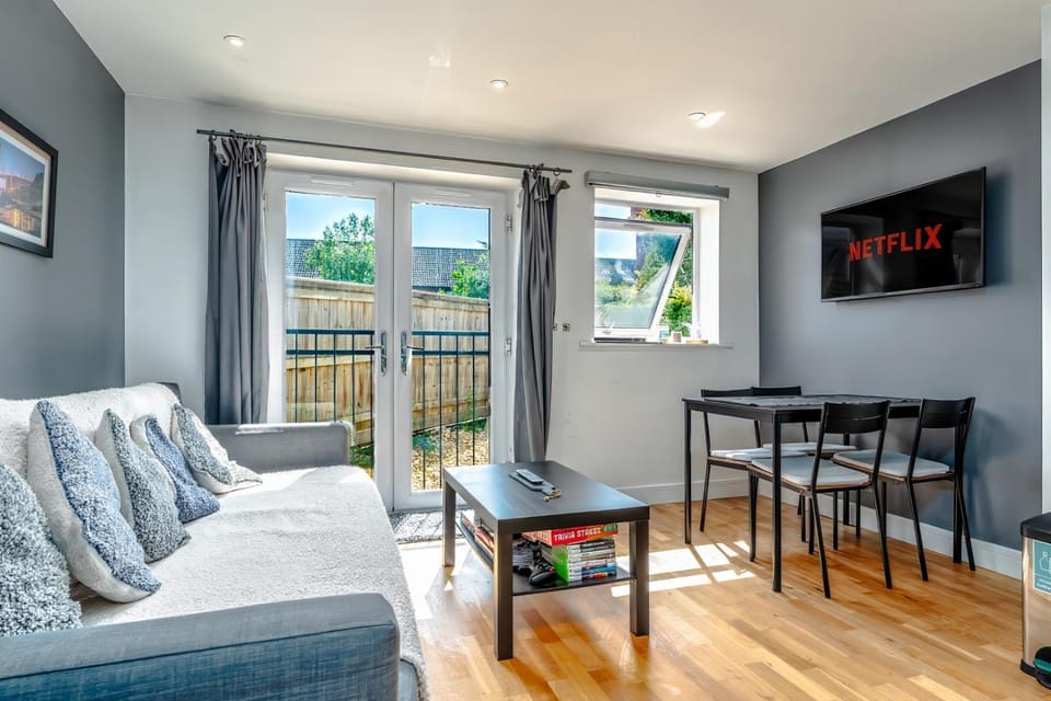 TV and multimedia, Living room, Seating area, Dining area, Evening entertainment
