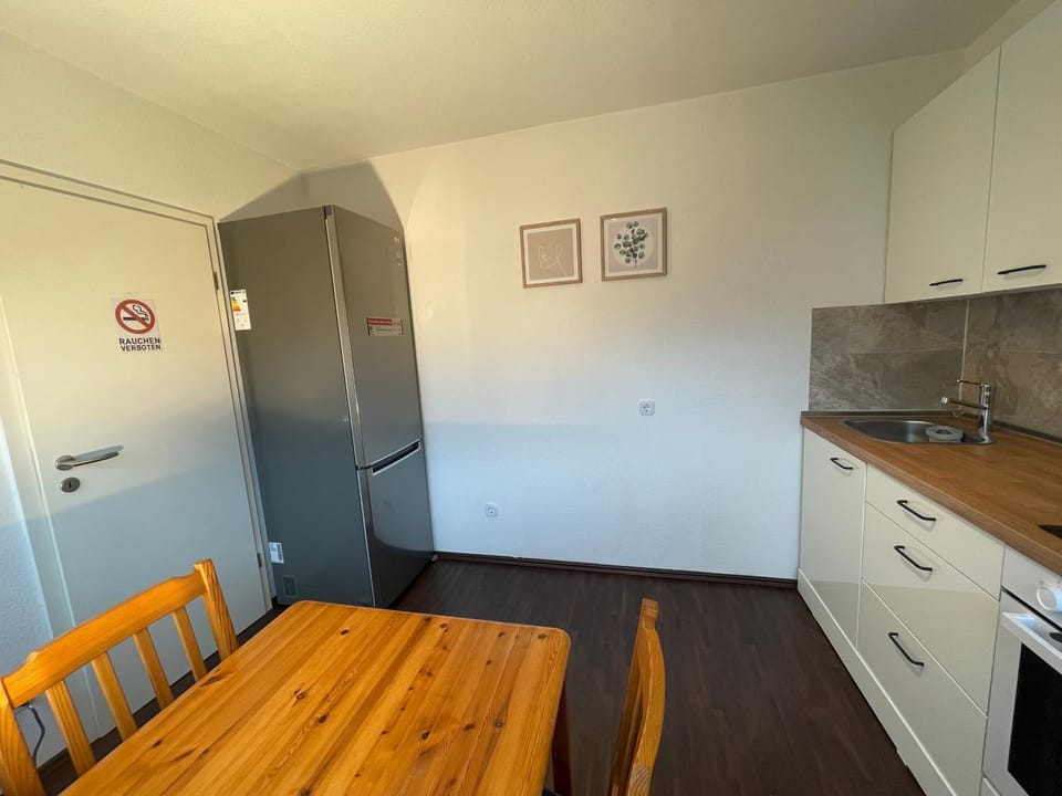 Kitchen or kitchenette, Dining area, minibar, oven, stove