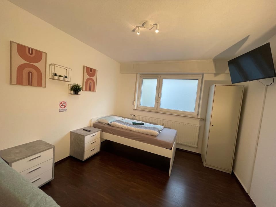 Bed, TV and multimedia, Photo of the whole room, Bedroom