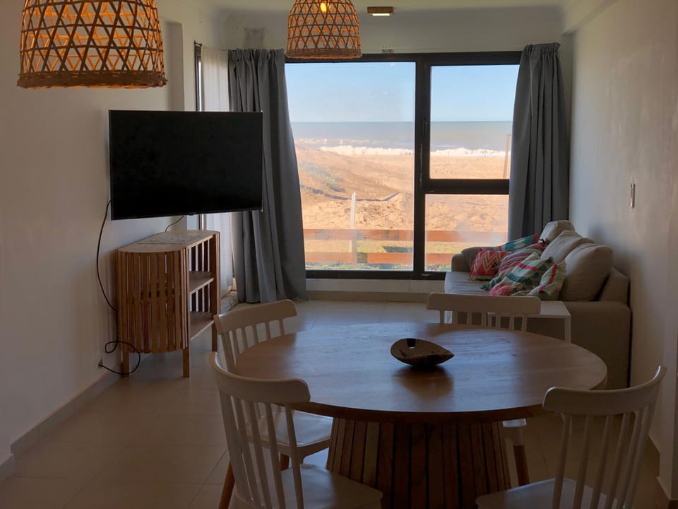 Natural landscape, TV and multimedia, Living room, Dining area