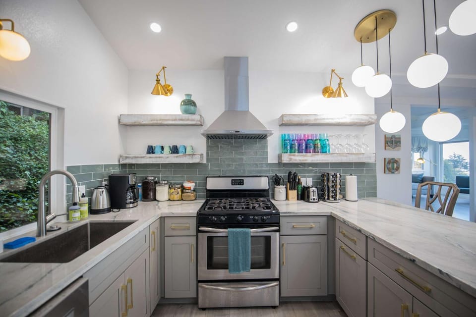 Coffee/tea facilities, Kitchen or kitchenette, dishwasher, stove, toaster