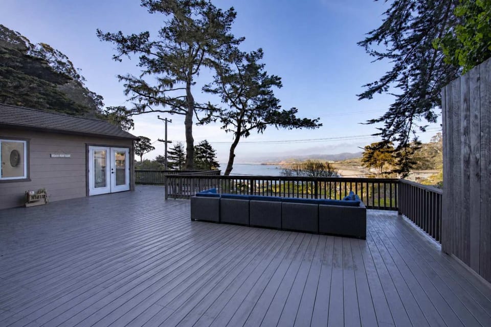 Property building, Day, Natural landscape, View (from property/room), Balcony/Terrace