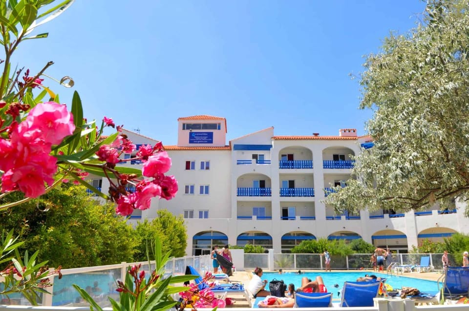 Property building, Spring, Day, Garden, Pool view, Swimming pool, sunbed