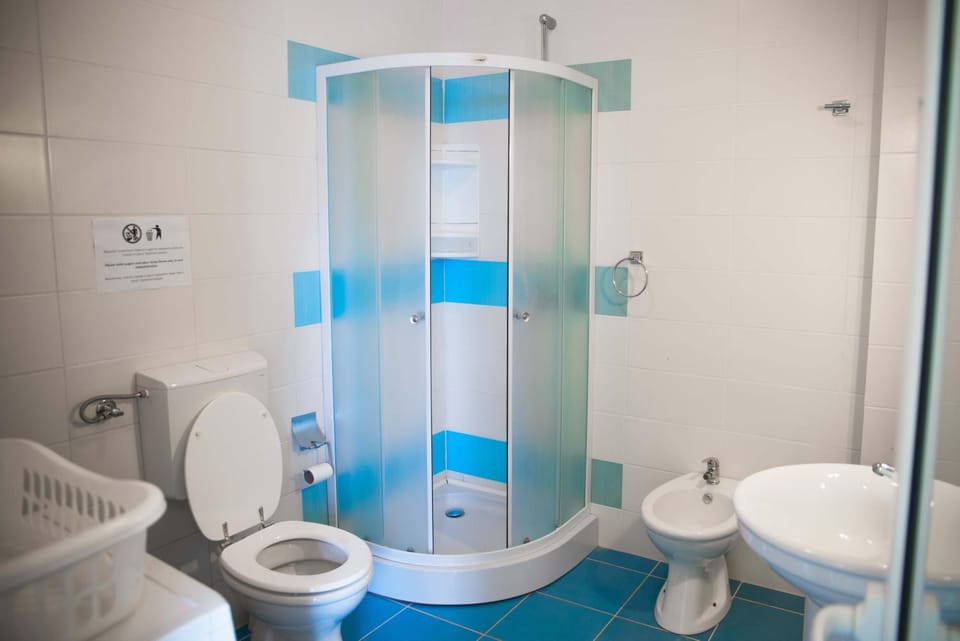 Shower, Toilet