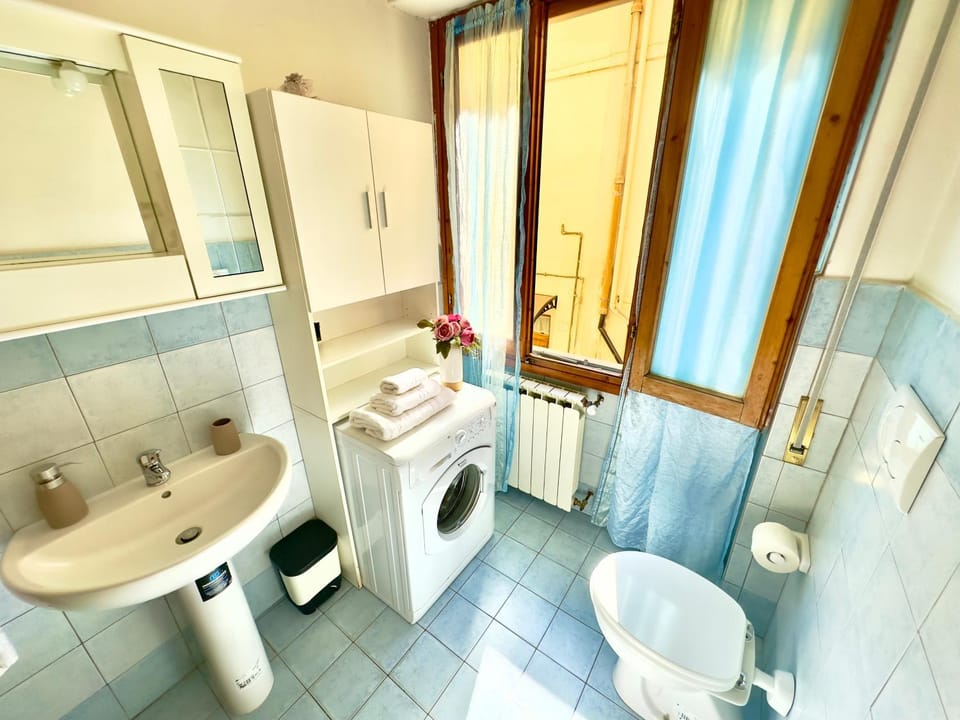 Shower, Toilet, Bathroom, bidet, towels