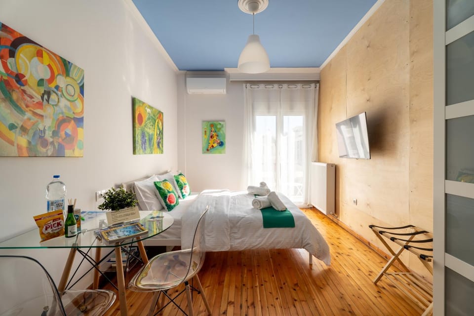 Bed, TV and multimedia, Photo of the whole room, Bedroom, heating, heating, towels, towels, wardrobe, air conditioner, air conditioner