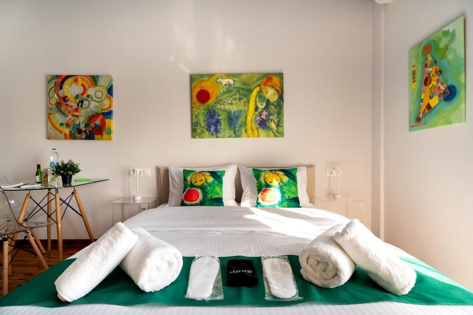 Bed, Photo of the whole room, Decorative detail, Bedroom, towels, towels
