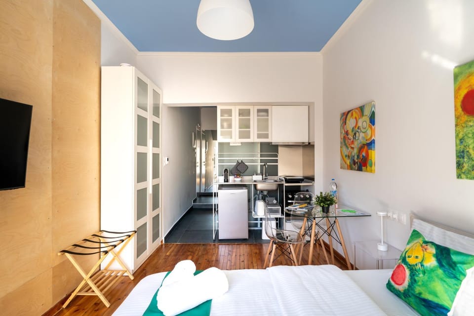 Bed, TV and multimedia, Kitchen or kitchenette, Photo of the whole room, Dining area, oven, stove, towels, towels, wardrobe, kitchen, kitchen