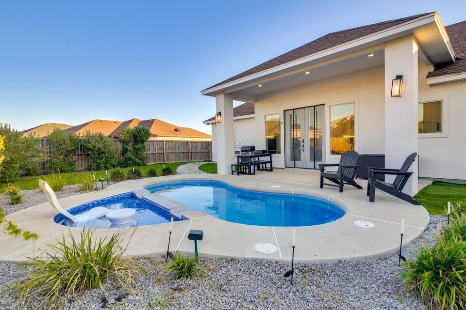 Resort-Style Brownsville Home: Private Pool & Gym House in Brownsville