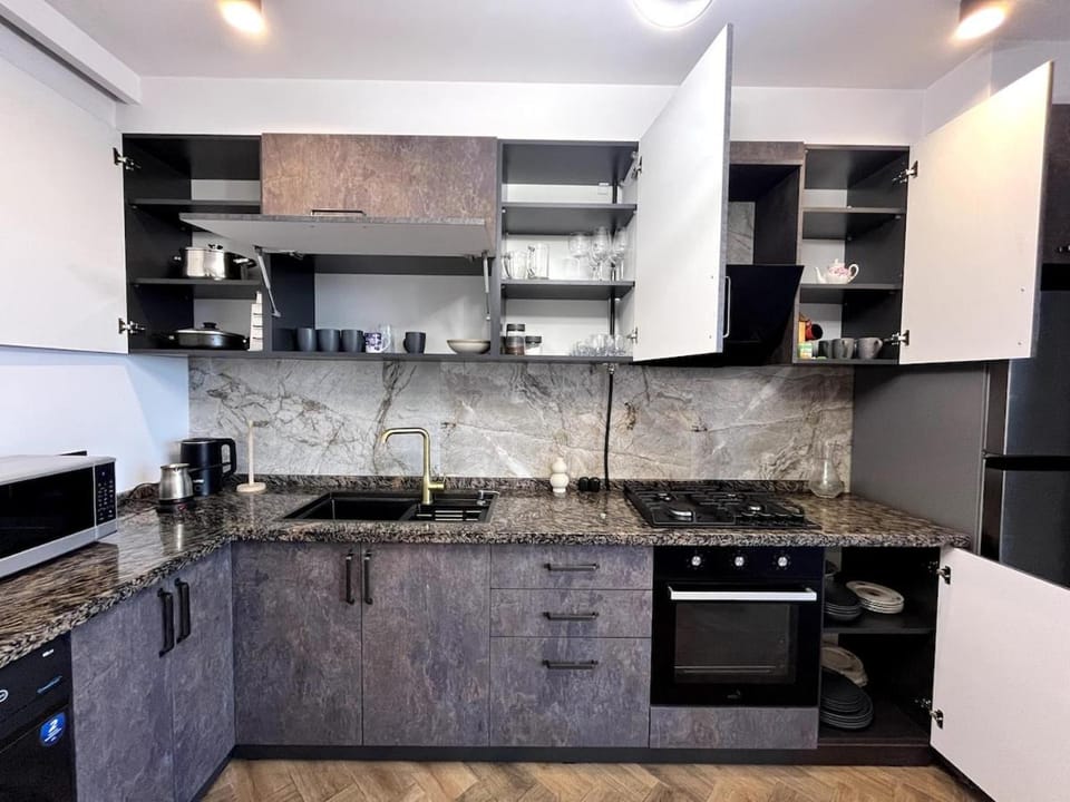 Modern City-View Suite, 20-min Walk to Center Apartment in Yerevan