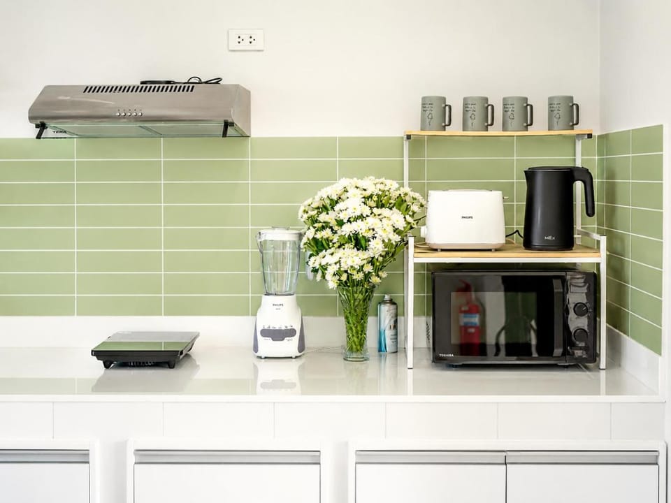 Coffee/tea facilities, Kitchen or kitchenette, stove