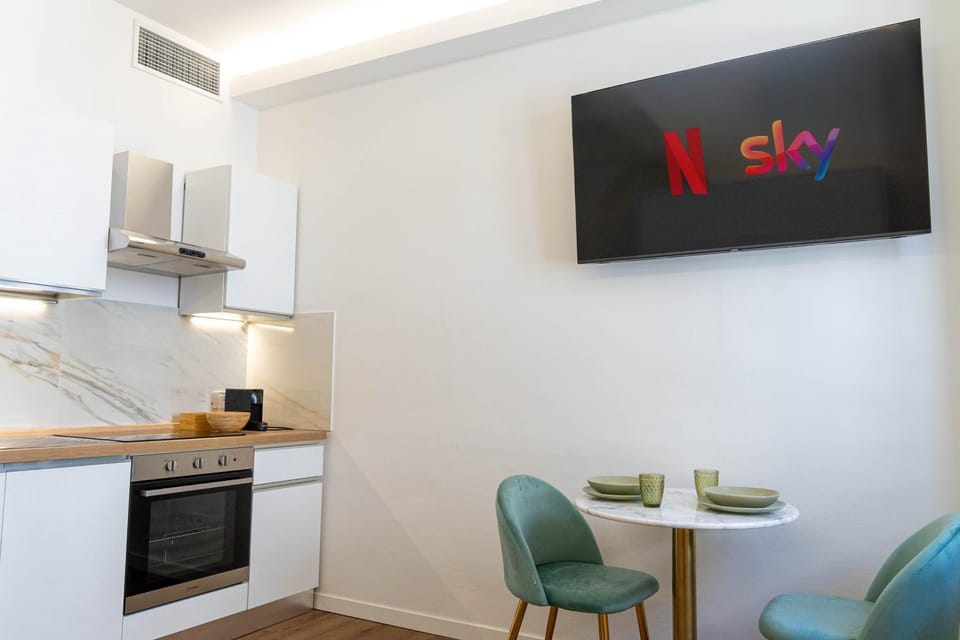 TV and multimedia, Kitchen or kitchenette, Dining area, oven, stove