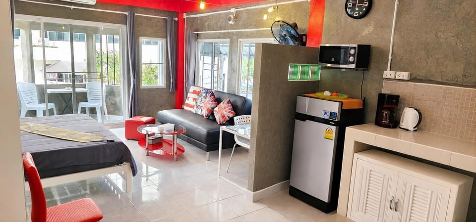 Coffee/tea facilities, Balcony/Terrace, Kitchen or kitchenette, Living room, Photo of the whole room, Seating area, microwave, minibar