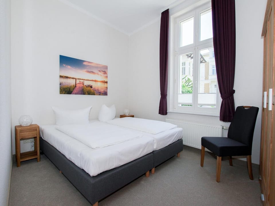 Bed, Photo of the whole room, Seating area, Bedroom