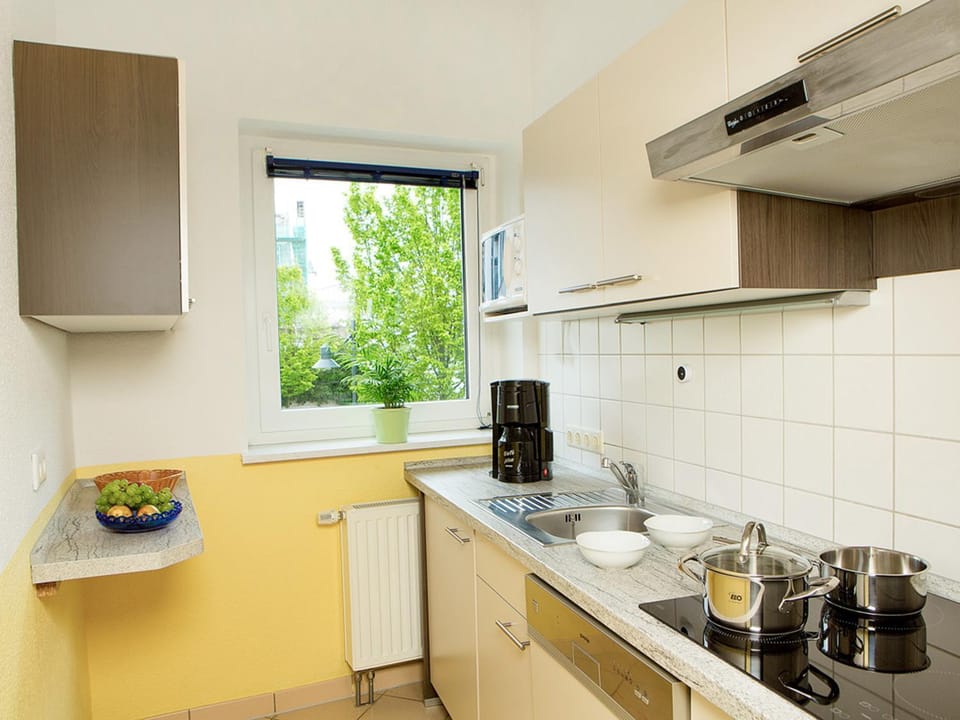 Coffee/tea facilities, Kitchen or kitchenette, stove