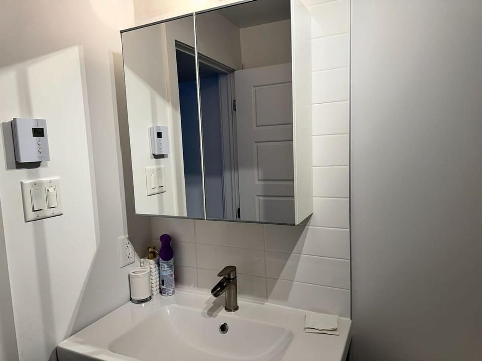Bright room in 3 et demi Apartment in Mirabel