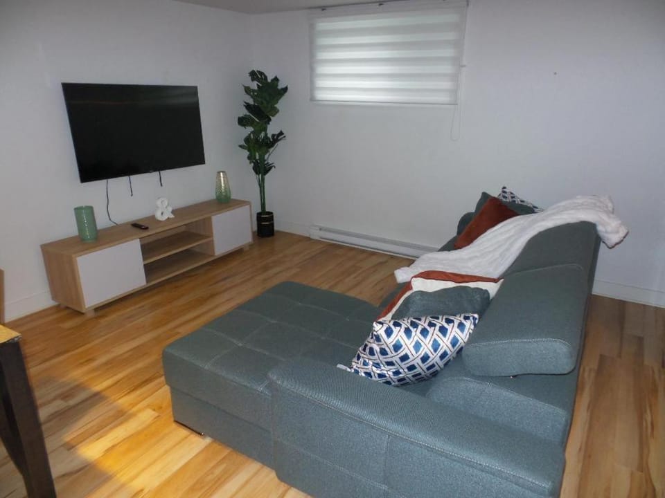 Bright room in 3 et demi Apartment in Mirabel