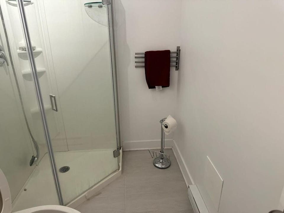 Bright room in 3 et demi Apartment in Mirabel