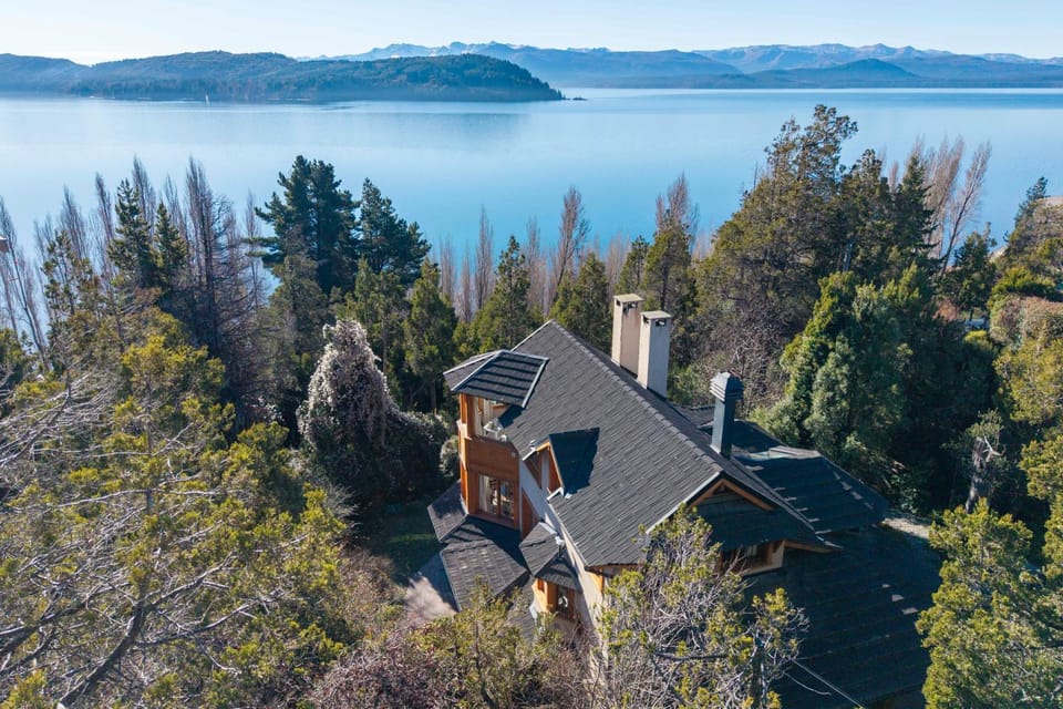Property building, Natural landscape, Bird's eye view, Lake view, Mountain view