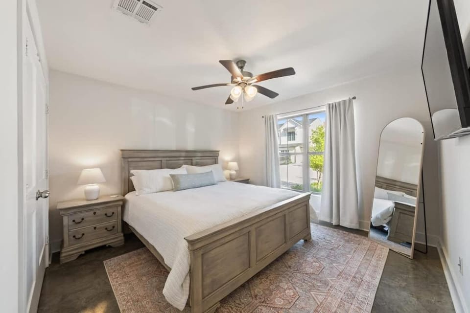 Modern King Bed Patio Central Lafayette House in Broussard