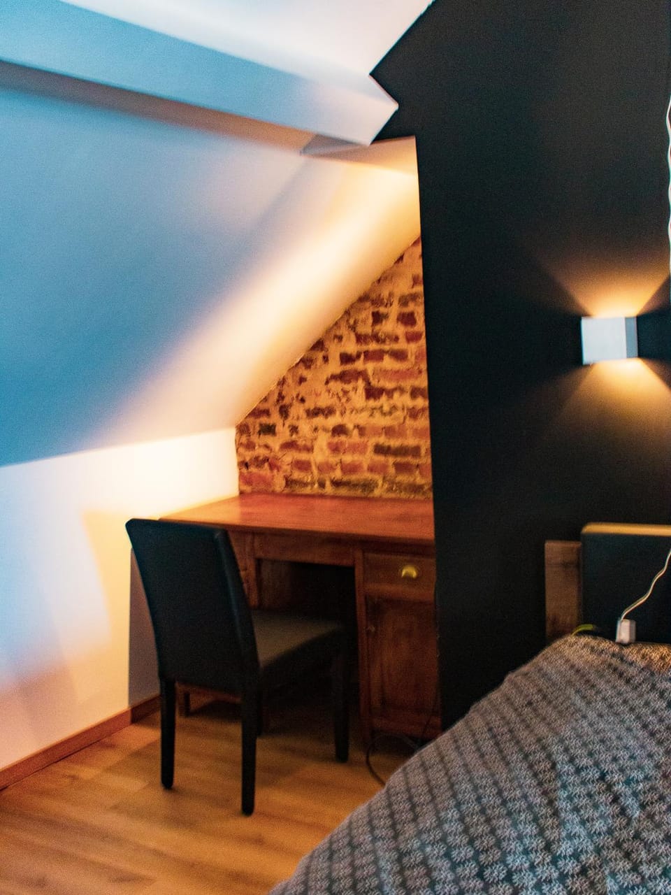 Bed, Living room, Photo of the whole room, Seating area, Bedroom, hair dresser