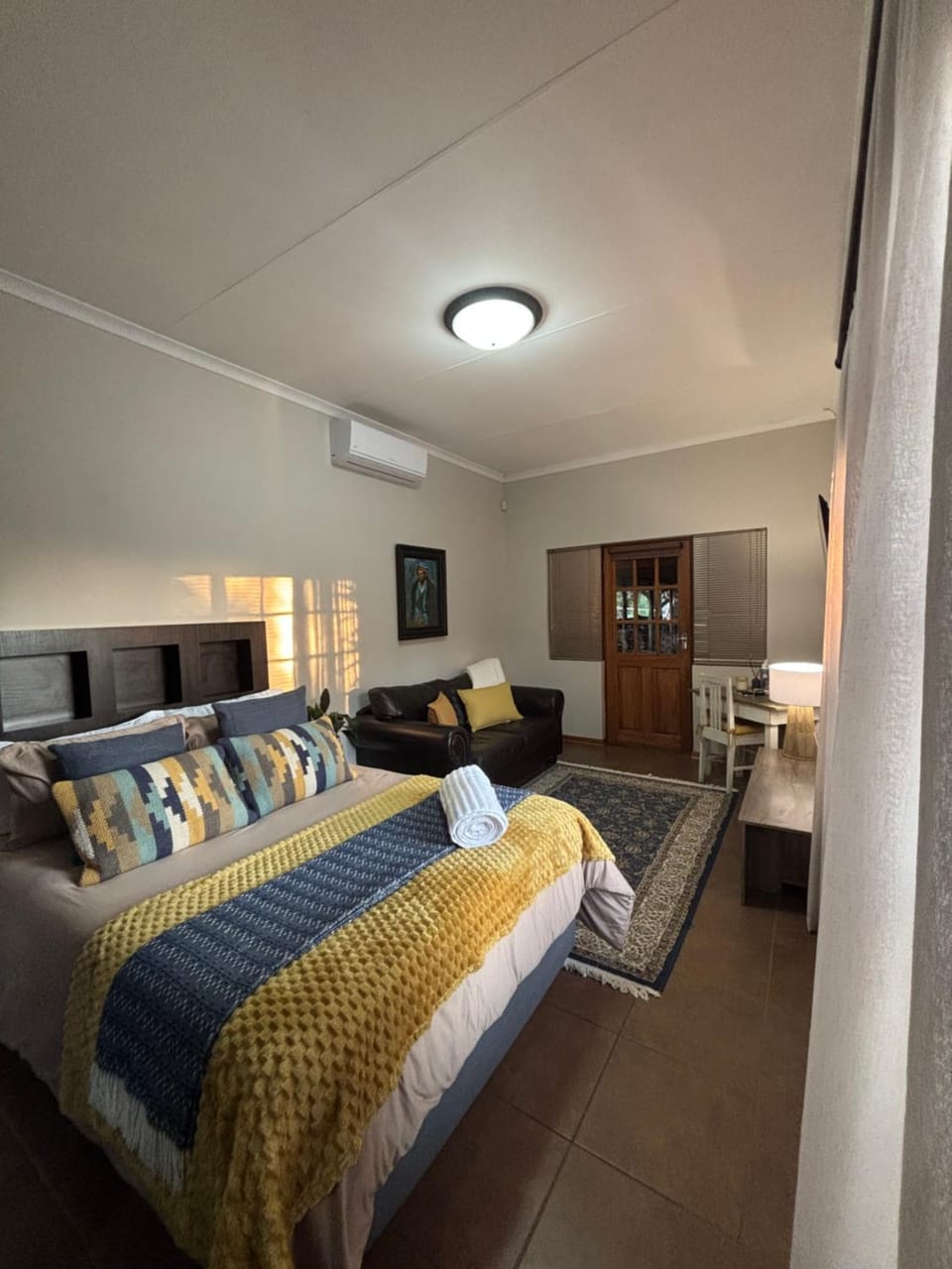 Bed, Seating area