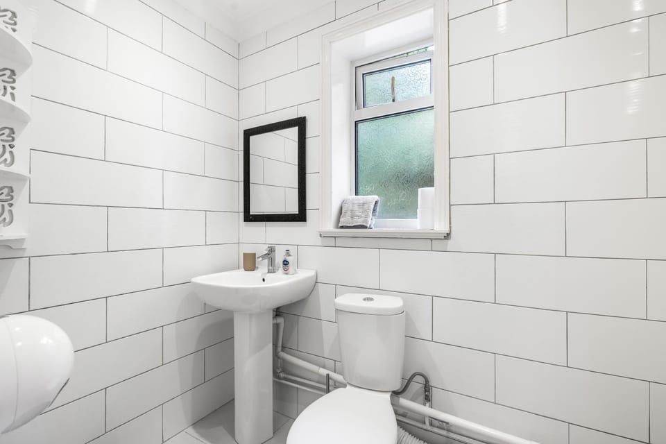 Free secure parking - Substantial Detached 5Bedroom House - Hosted by StaySejour House in Worthing