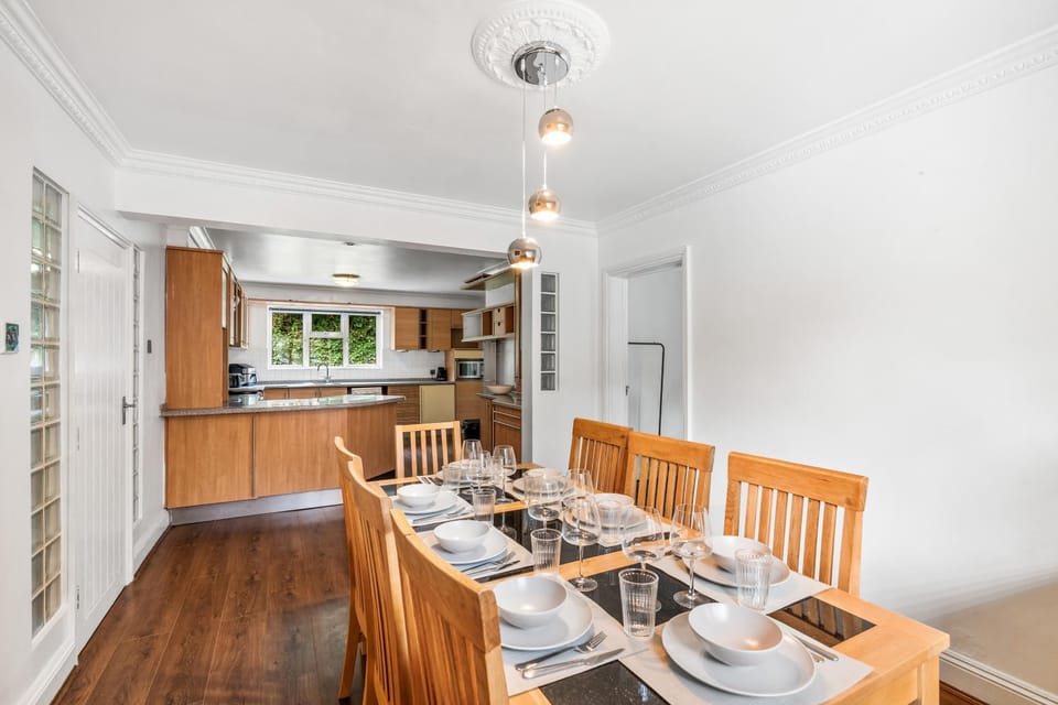 Free secure parking - Substantial Detached 5Bedroom House - Hosted by StaySejour House in Worthing