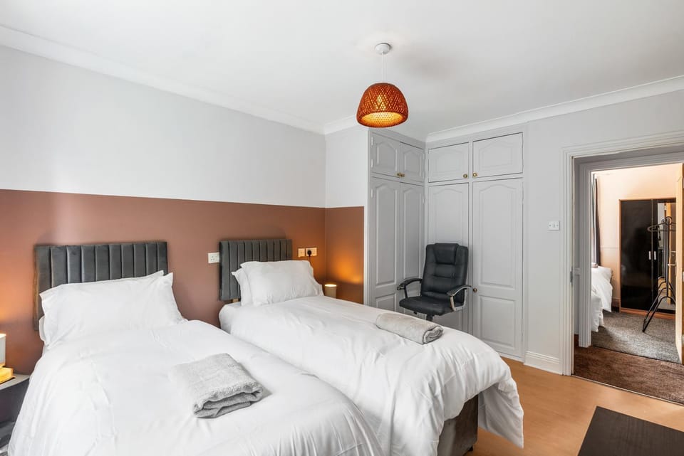 Free secure parking - Substantial Detached 5Bedroom House - Hosted by StaySejour House in Worthing