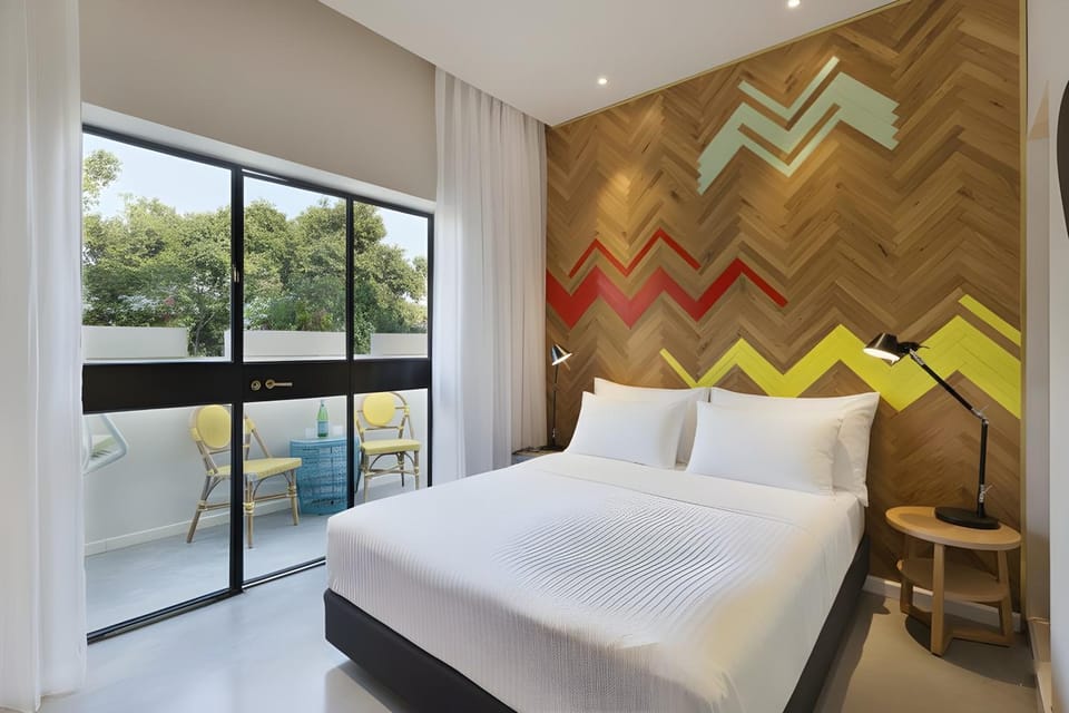 View (from property/room), Balcony/Terrace, Photo of the whole room, Decorative detail, Bedroom, City view, Street view, furniture, internet, pet friendly, air conditioner