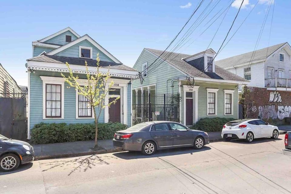 Property building, Neighbourhood, Street view, Location, Parking