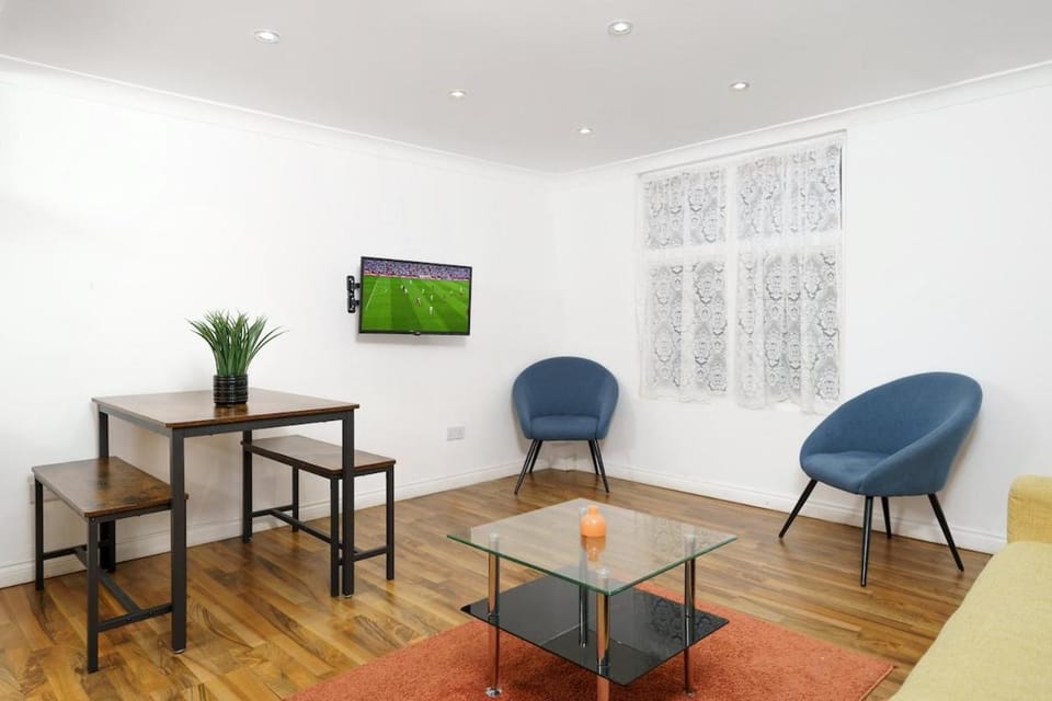 Central Whitechapel 2 BR Apartment Private Garden Sleeps 6 Apartment in London