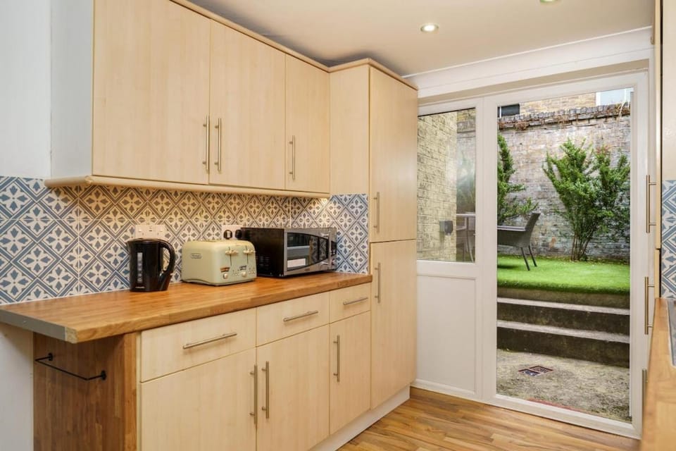 Central Whitechapel 2 BR Apartment Private Garden Sleeps 6 Apartment in London