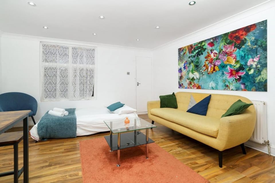 Central Whitechapel 2 BR Apartment Private Garden Sleeps 6 Apartment in London