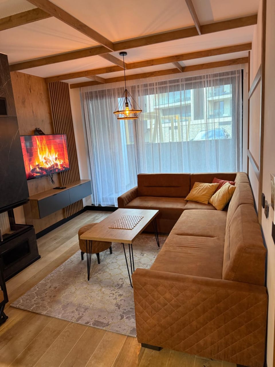 Bed, TV and multimedia, Living room, Seating area, Bedroom