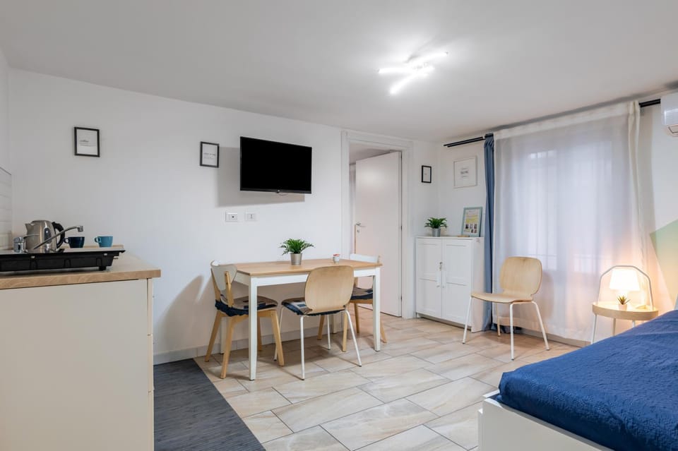 Bed, Dining area