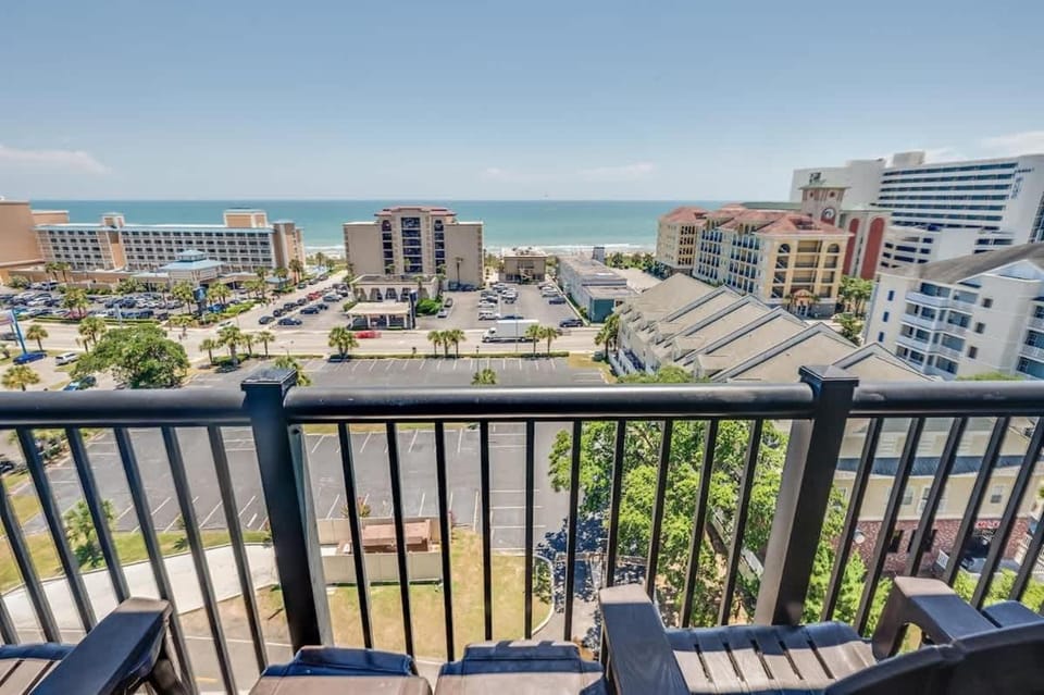 3BR Holiday Towers, Renovated, Balcony & Pool House in Myrtle Beach