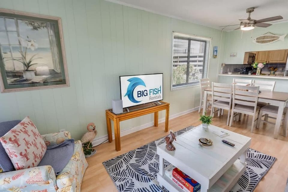 2BR Mariners Cove PoolSteps to Beach3rd Floor! House in South Carolina